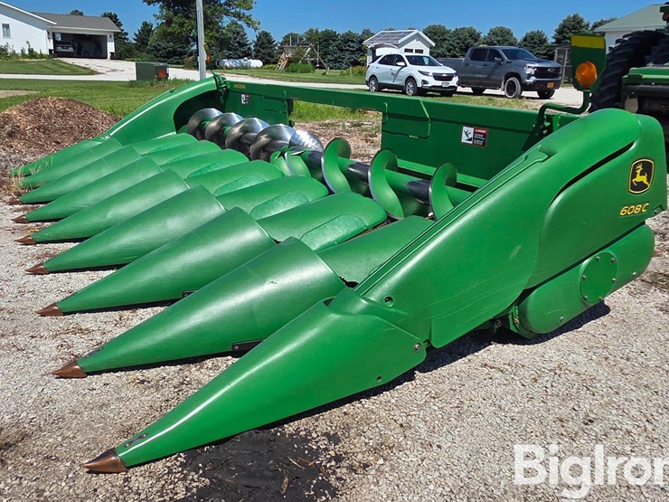 2010-john-deere-608c-image-1