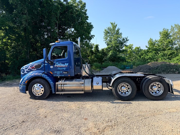 2021-peterbilt-579-image-7