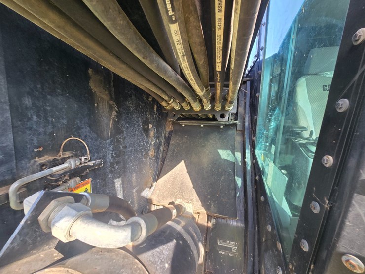 2015-caterpillar-521b-image-107