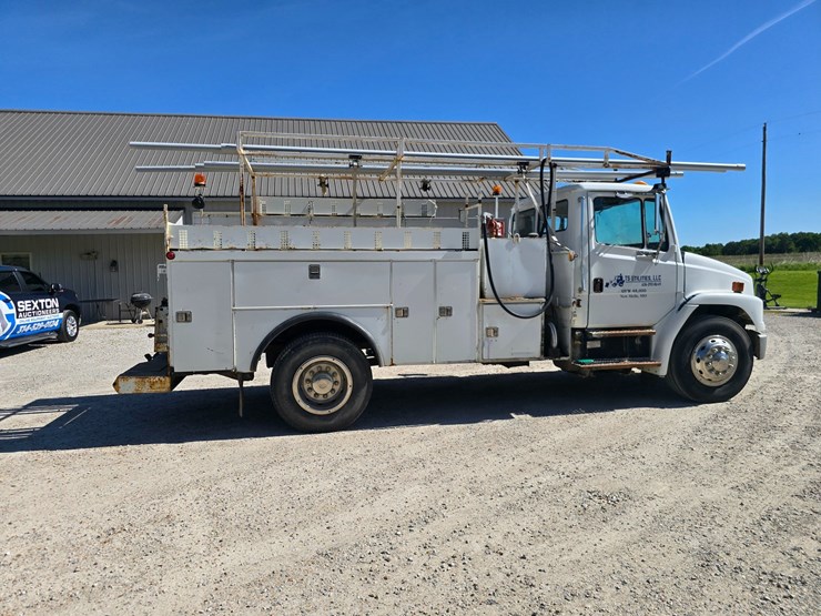2001-freightliner-fl70-image-19