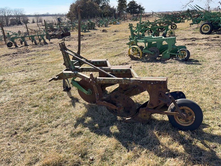 john-deere-three-point-three-bottom-plow-image-6