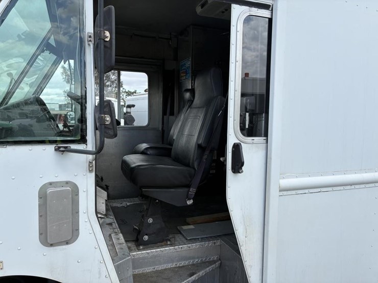 2008-workhorse-w62-image-18
