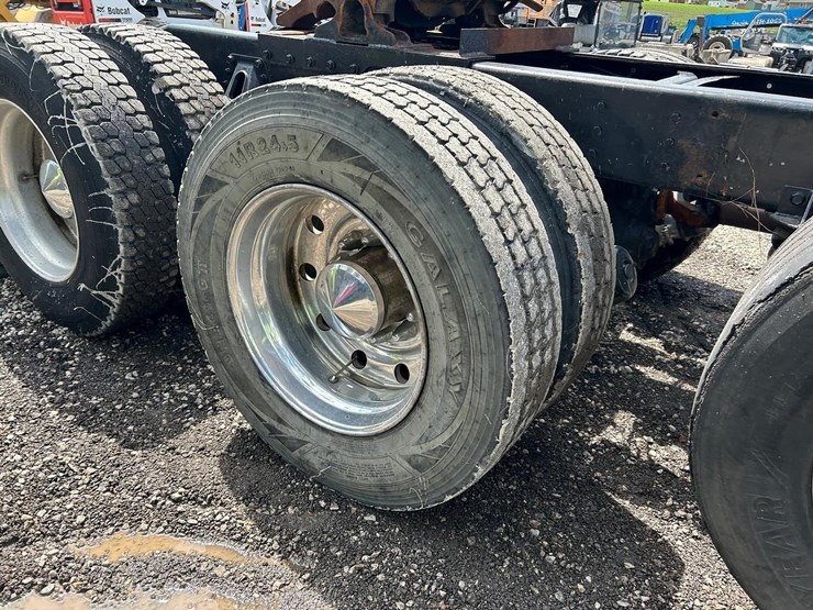 1984-peterbilt-359-image-15