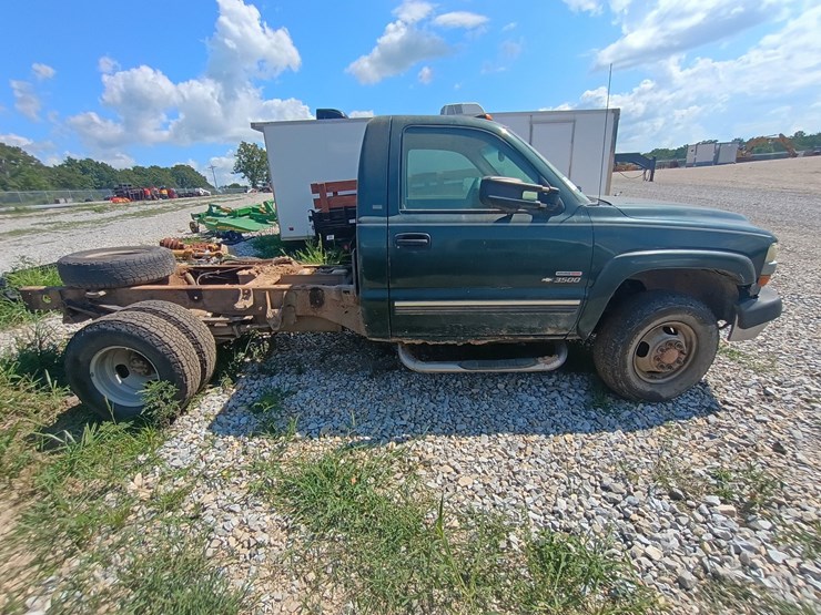 2001-chevrolet-silverado-3500-image-6