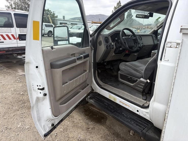 2009-ford-f550-xl-image-11