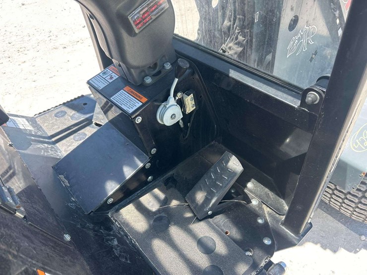 2023-giant-g2500-hd-image-13