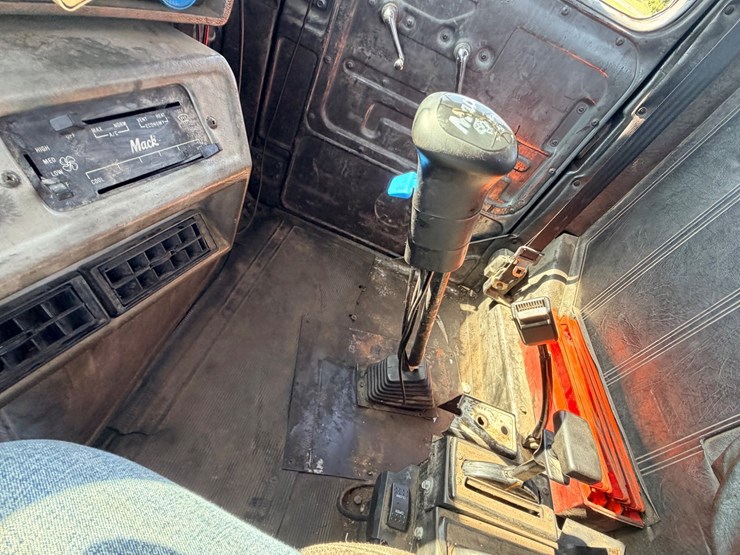 1993-mack-dm690s-image-126