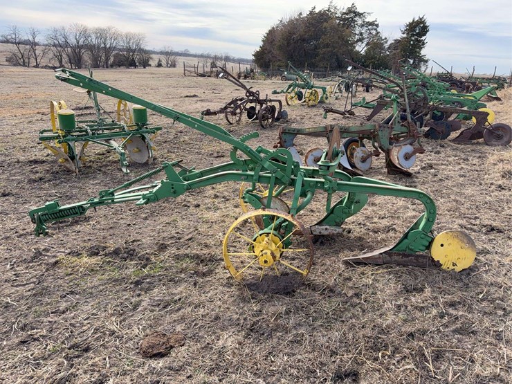john-deere-pull-type-two-bottom-plow-image-2
