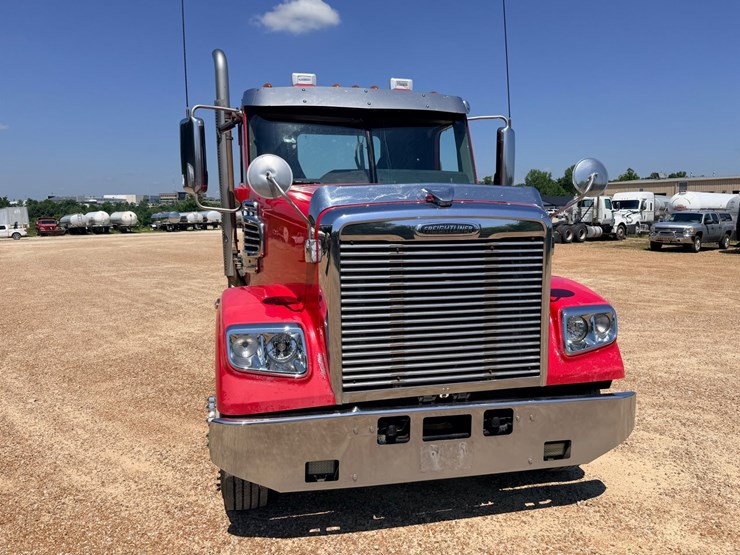 2016-freightliner-122sd-image-22