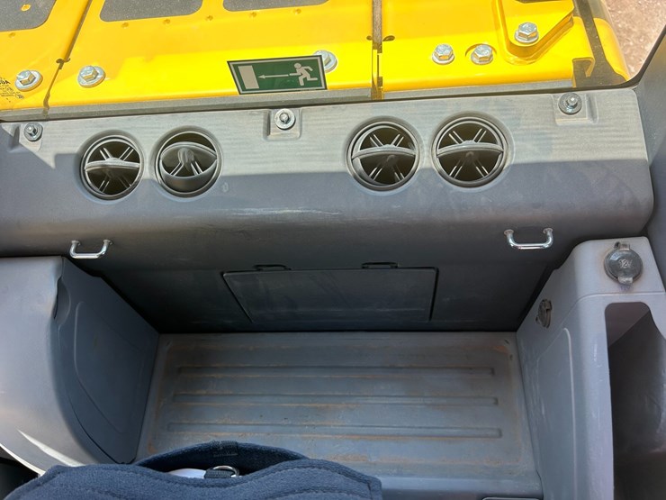 2025-komatsu-pc210-image-26