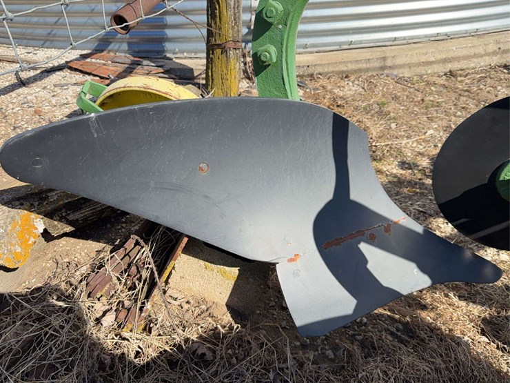john-deere-pull-type-three-bottom-plow-image-18