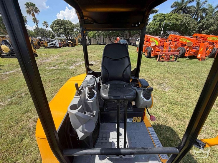 2025-jcb-35z-1-image-22