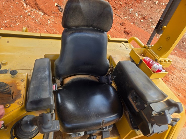 2005-caterpillar-d5n-xl-image-24