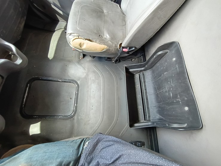 2008-freightliner-m2-106-image-51