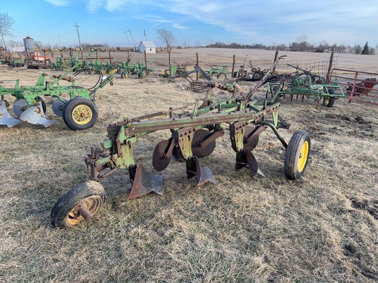 john-deere-pull-type-three-bottom-plow-image-3