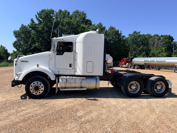 2010-kenworth-t800-image-4
