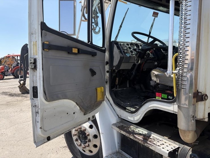 2000-freightliner-fl80-image-33