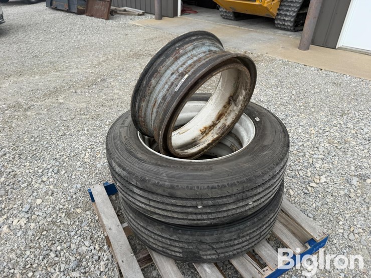 255/70r22.5-tires-&-rims-image-1