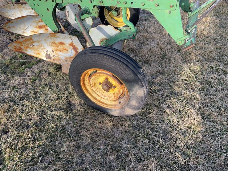 john-deere-pull-type-three-bottom-plow-image-8