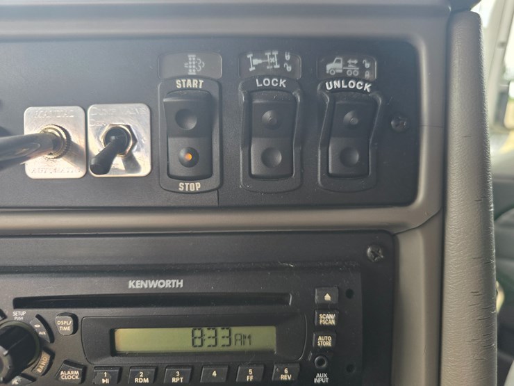 2010-kenworth-t2000-image-63