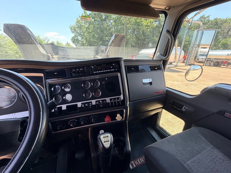 2010-kenworth-t800-image-110