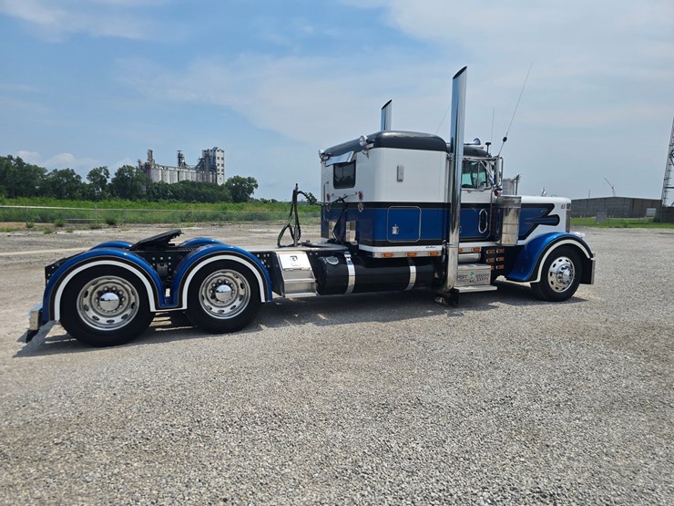 2000-peterbilt-379-image-31