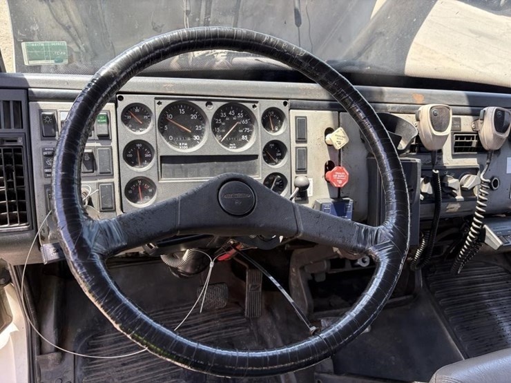 2000-freightliner-fl80-image-33