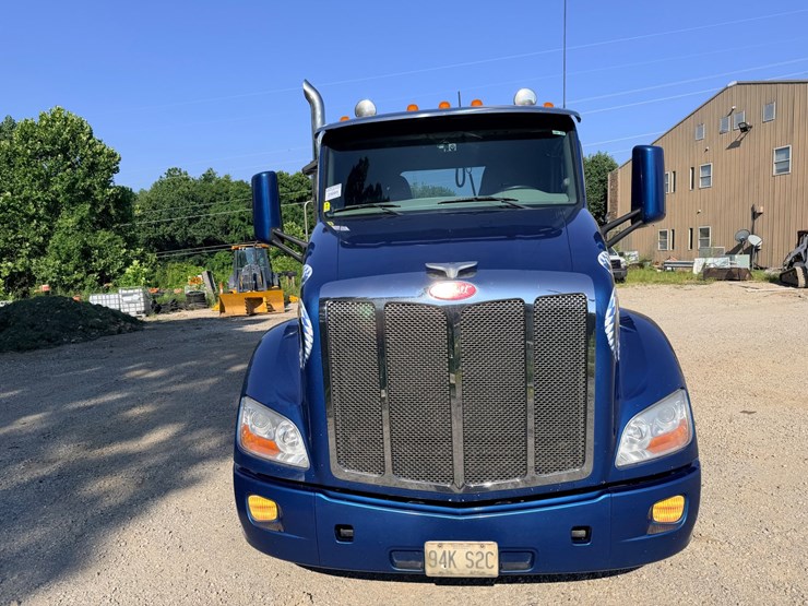2021-peterbilt-579-image-29