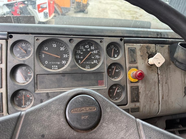 2000-freightliner-fl70-image-27