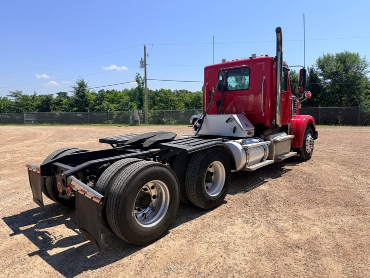 2016-freightliner-122sd-image-12