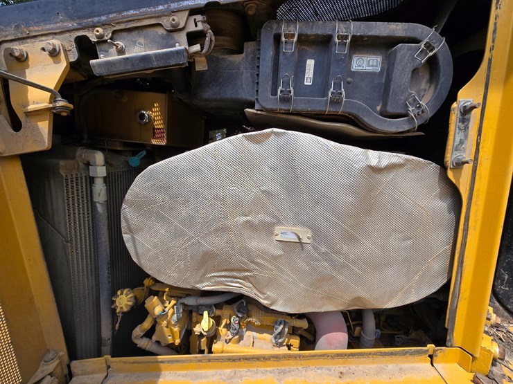 2019-caterpillar-d6-image-18