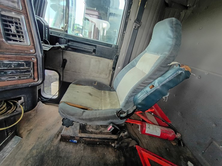 1995-freightliner-fld120-image-42