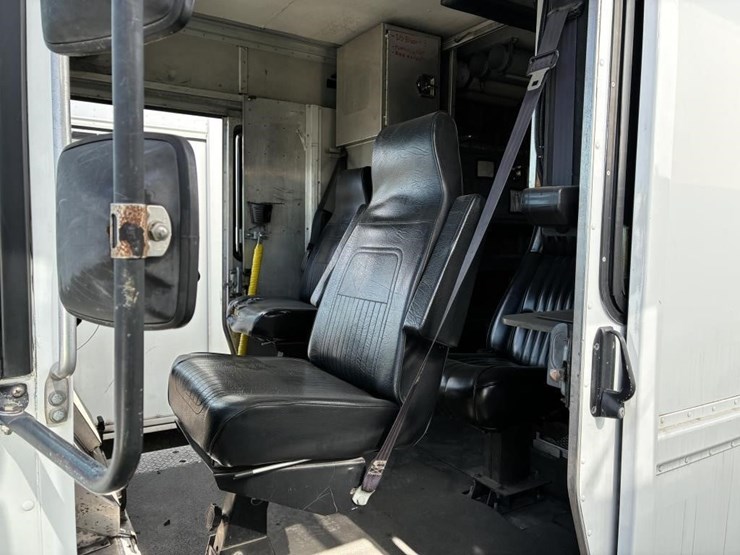 2002-workhorse-p42-image-19