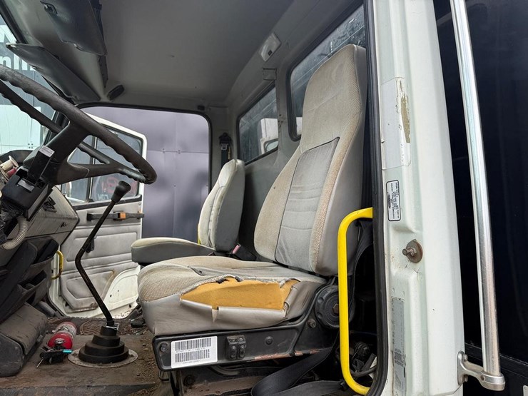2000-freightliner-fl70-image-19