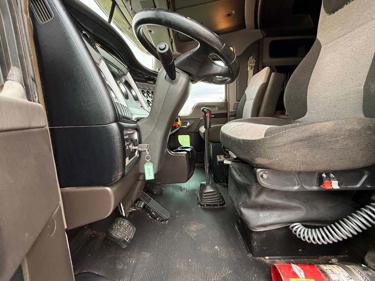 2014-kenworth-t800-image-18
