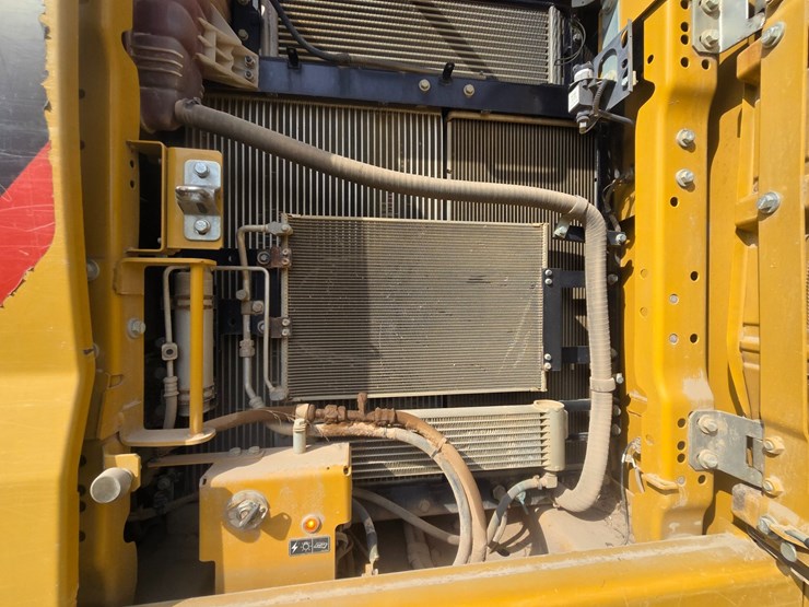 2019-caterpillar-320-image-43
