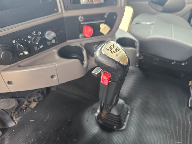 2010-kenworth-t2000-image-74