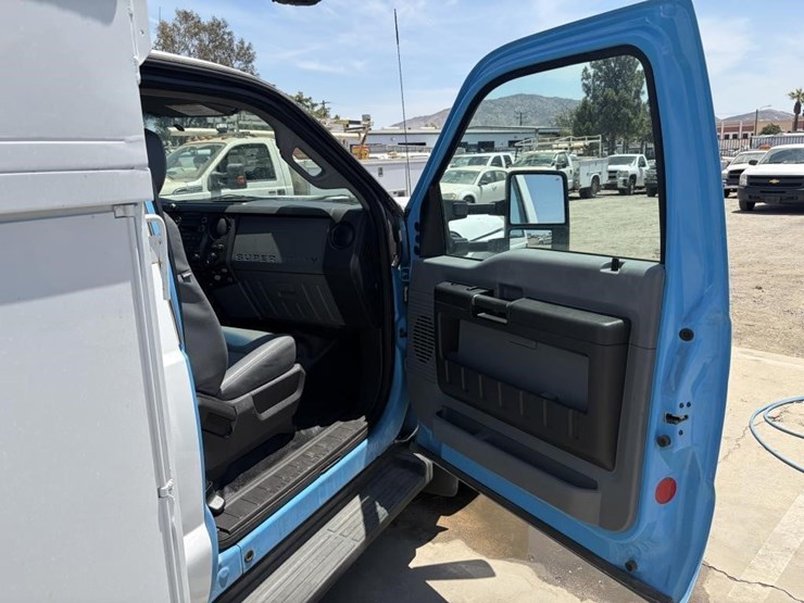 2013-ford-f550-image-10