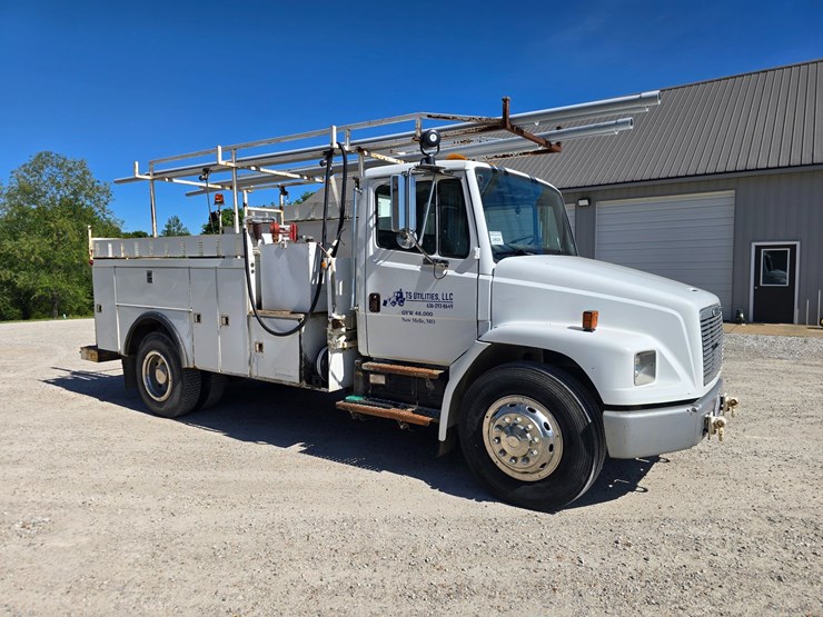 2001-freightliner-fl70-image-24