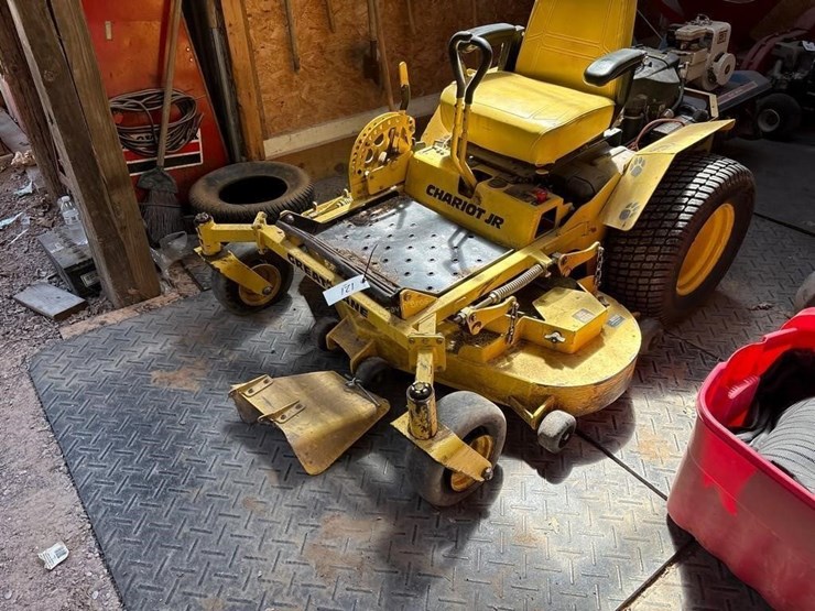 great-dane-chariot-jr-zero-turn-mower-image-2