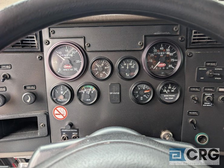 2010-peterbilt-335-image-32