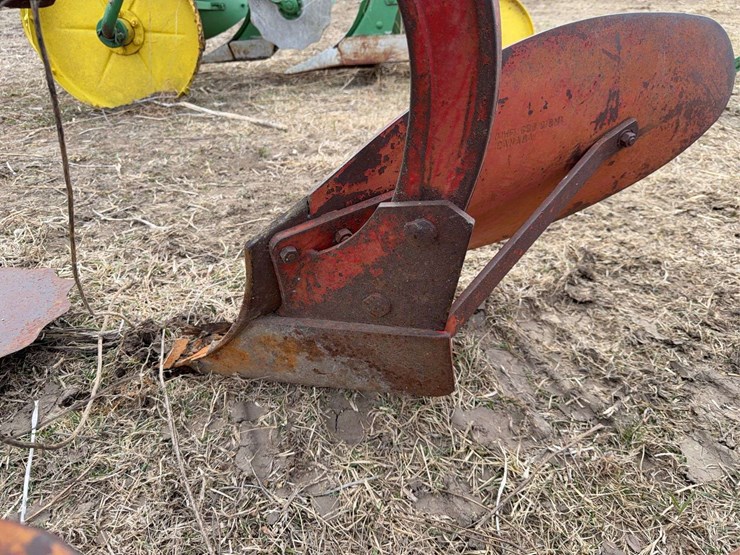 john-deere-pull-type-three-bottom-plow-image-16