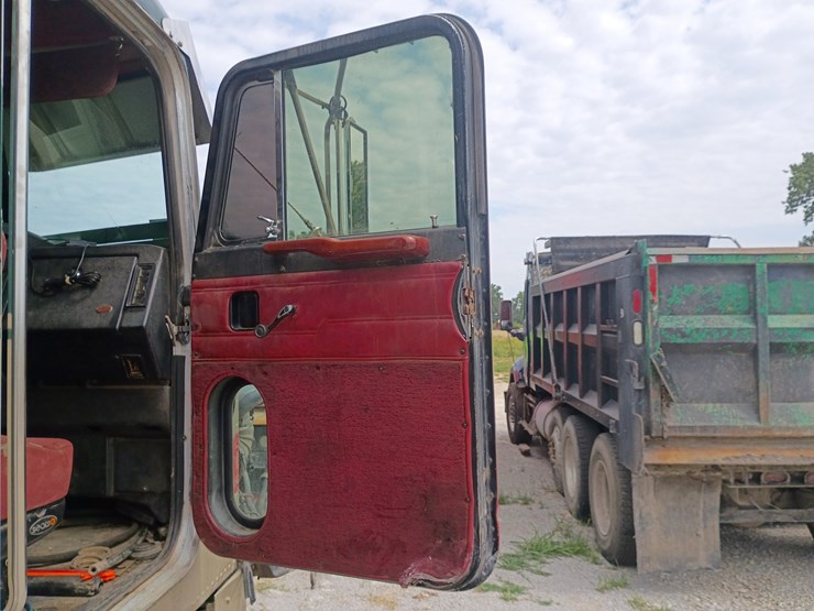 1997-peterbilt-379-image-47