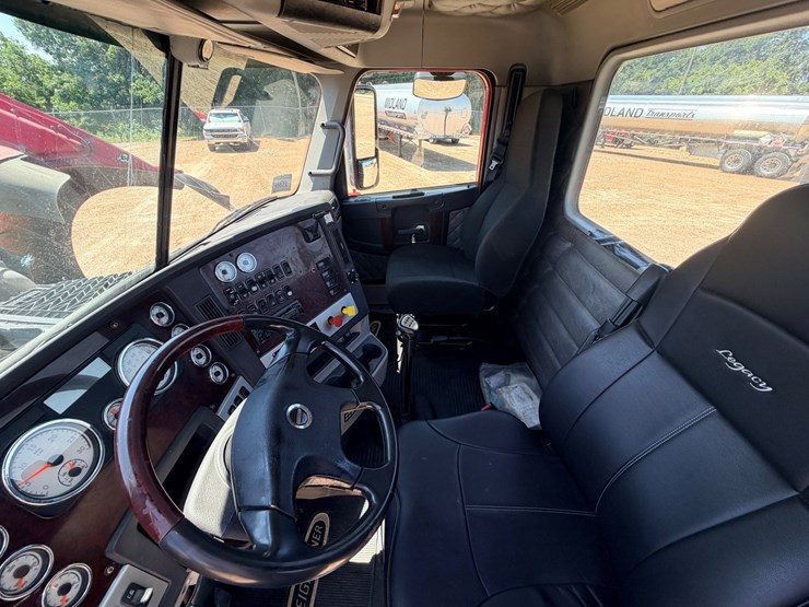 2016-freightliner-122sd-image-93