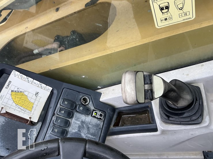 2017-caterpillar-tl642d-image-12