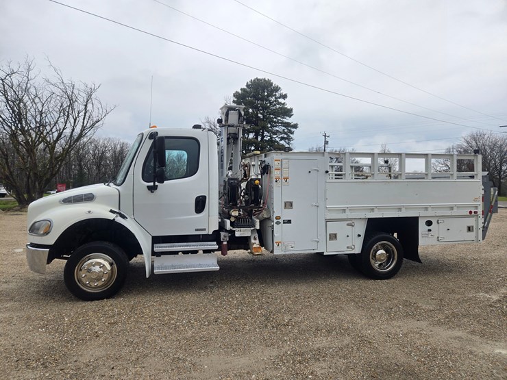 2010-freightliner-m2-106-image-7