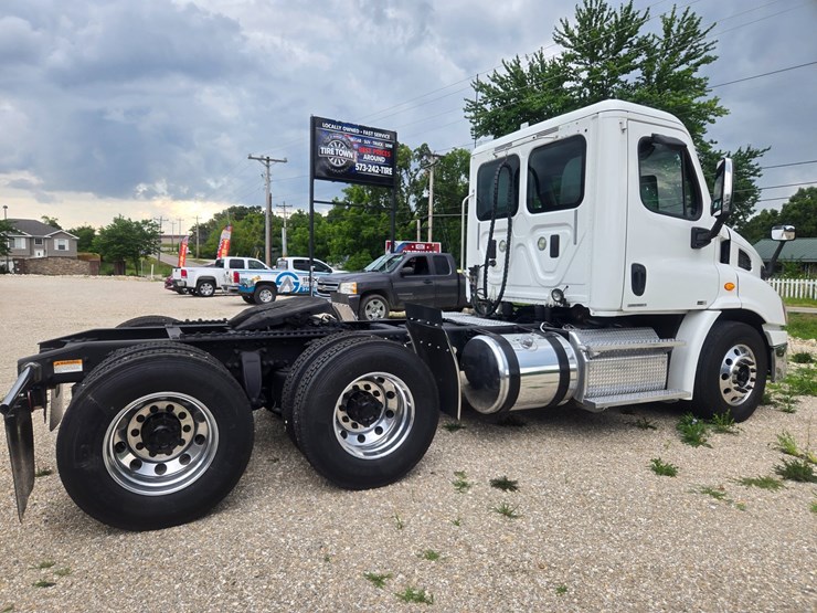 2012-freightliner-cascadia-113-image-14