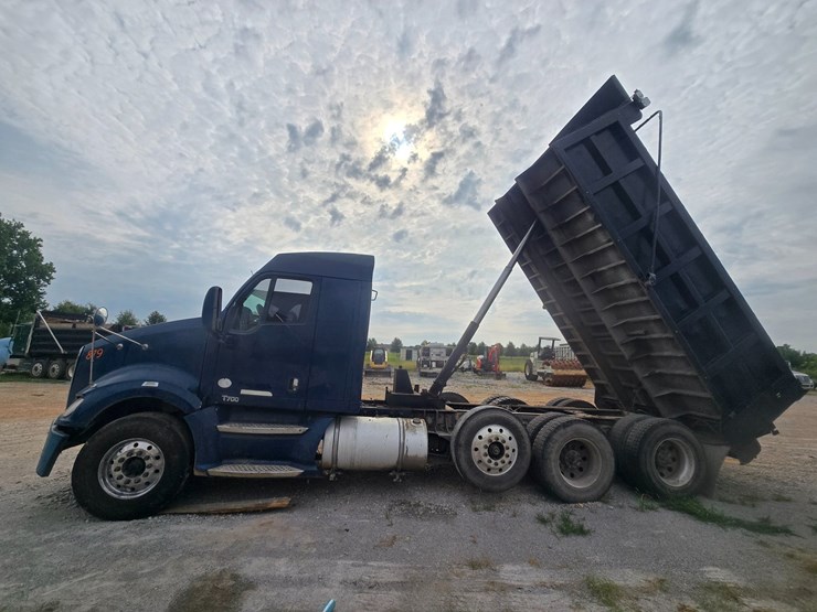 2011-kenworth-t700-image-18