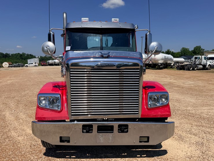 2016-freightliner-122sd-image-23