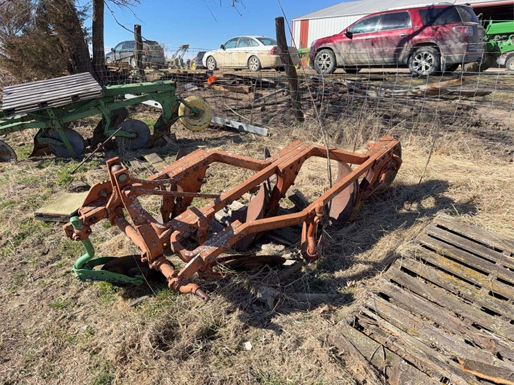 john-deere-three-point-three-bottom-plow-image-7